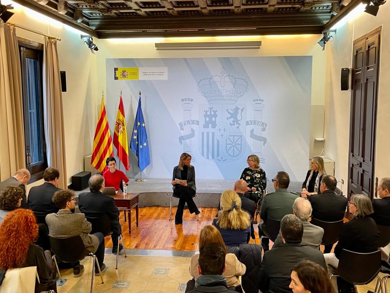 La delegada del Gobierno en Catalunya modera un  coloquio para reflexionar sobre las desigualdades existentes en el ámbito laboral para las mujeres con discapacidad