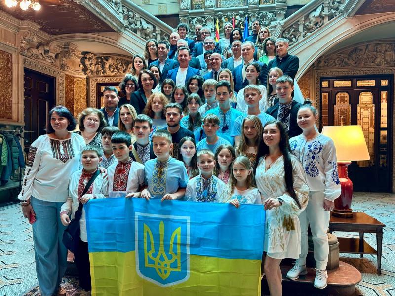 La delegación del Gobierno recibe a los niños ucranianos que participan en las primeras ‘Vacaciones de Paz’ que se realizan en España