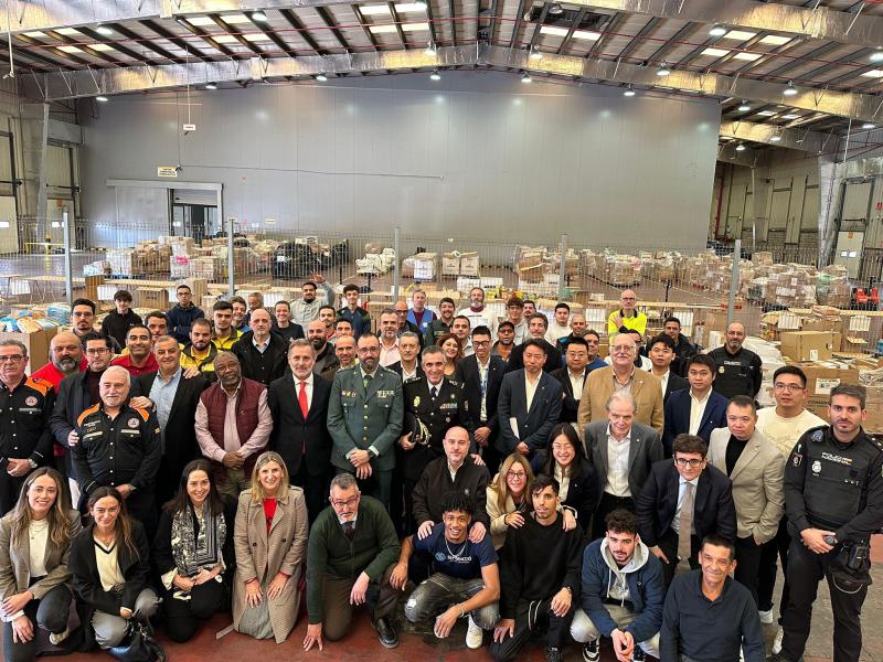 El delegado agradece a una veintena de entidades y empresas voluntarias su ayuda para catalogar y enviar material de ayuntamientos catalanes a Valencia 