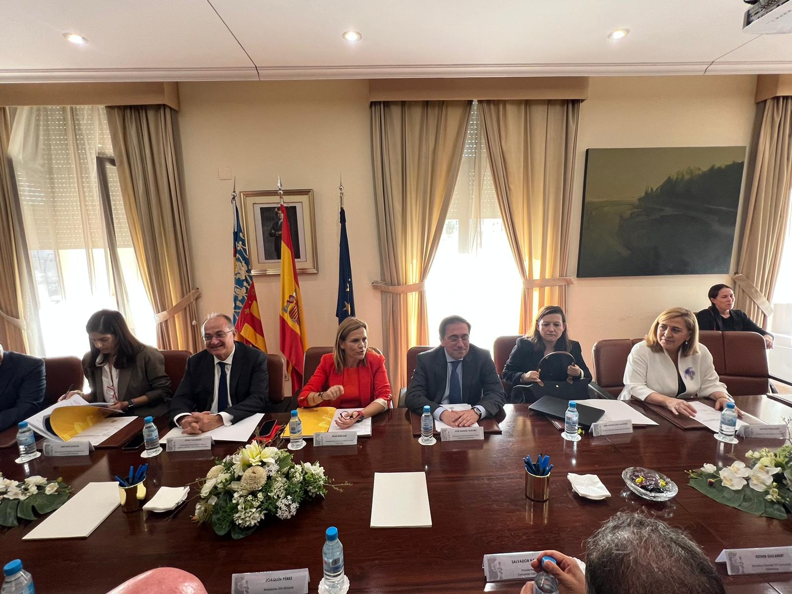 Albares expone al empresariado de la Comunitat Valenciana la situación de las relaciones con Argelia y se compromete a defender sus intereses
