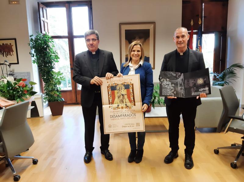 La delegada del Gobierno se reúne con el rector de la Basílica  de la Virgen