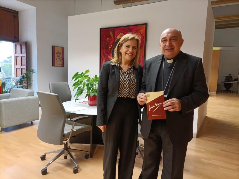 La delegada del Gobierno se reúne con el arzobispo de València, Enrique Benavent