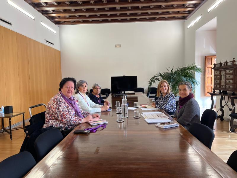 Pilar Bernabé mantiene una reunión con la Coordinadora Feminista