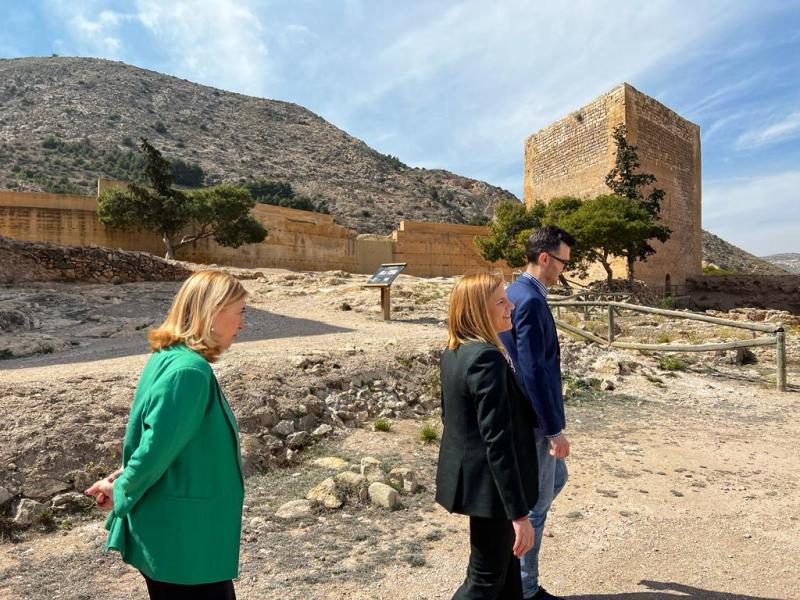 
Pilar Bernabé visita Novelda y destaca el plan director del Ayuntamiento para acceder a nuevas subvenciones para el Castillo de la Mola
