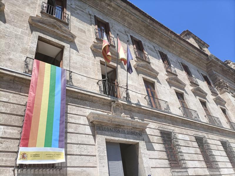 Pilar Bernabé despliega la bandera LGTBI  en la sede de la Delegación del Gobierno en conmemoración del Día del Orgullo