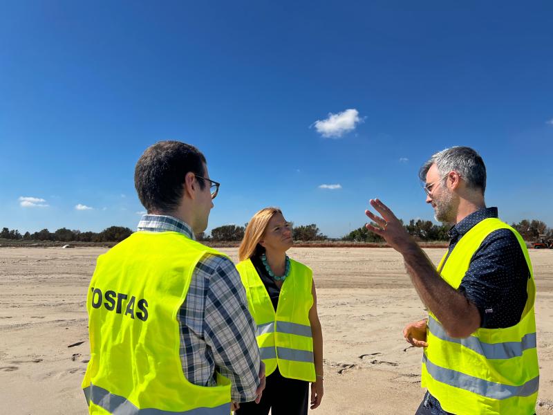 La delegada visita las obras de regeneración de las playas del sur de València en las que se ha ya vertido un tercio de la arena prevista