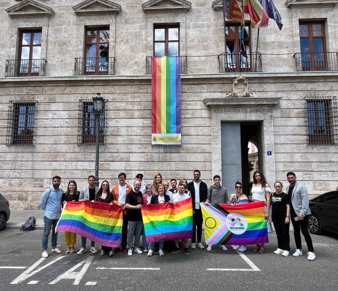 La Delegación del Gobierno despliega la bandera LGTBI en su sede en conmemoración del Día Internacional contra la homofobia, la transfobia y la bifobia
