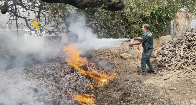 Guardias Civiles del Seprona de la Guardia Civil de Castellón controlan un incendio en Vall d'Alba Guardias Civiles del Seprona de la Guardia Civil de Castellón controlan un incendio en Vall d'Alba
