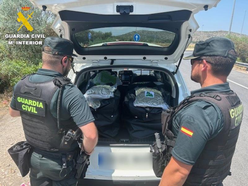 La Guardia Civil ha detenido a un conductor en la AP-7 transportando 57 kilos de cogollos de marihuana