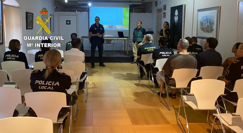El Museo Local de Benicarló acoge una “charla formativa” del Equipo Viogén de la Guardia de Vinaròs dirigida a varias policías locales de la provincia