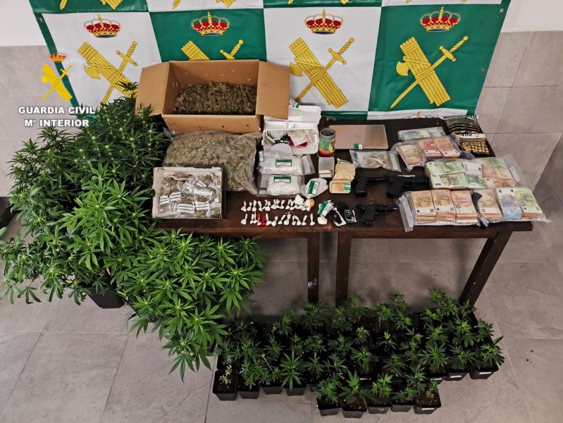 La Guardia Civil ha desarticulado un punto de venta de drogas y una plantación de marihuana en la Plana Baixa