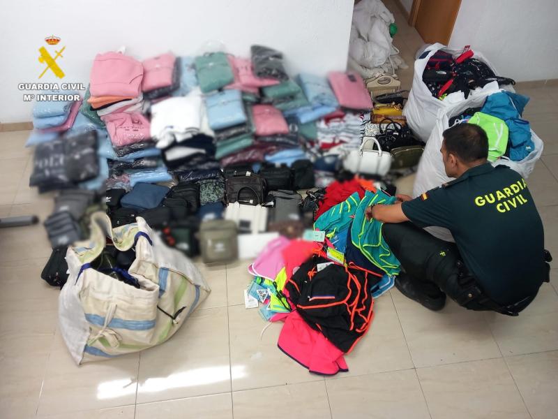 La Guardia Civil continúa la lucha contra la venta ambulante de productos falsificados en la provincia de Castellón