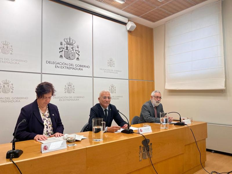 El delegado del Gobierno en Extremadura, Francisco Mendoza, junto a los subdelegados del Gobierno en Cáceres y Badajoz, José Antonio García y Maria Isabel Cortés