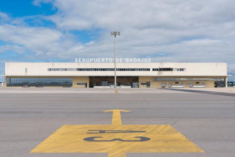 Transportes acuerda estudiar alternativas para la mejora de la operativa con baja  visibilidad en el aeropuerto de Badajoz