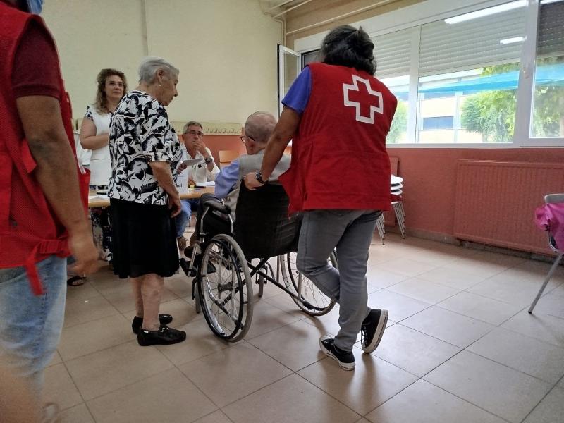 Delegación del Gobierno y Cruz Roja han facilitado el traslado de 362 electores hasta las 14:00 horas
