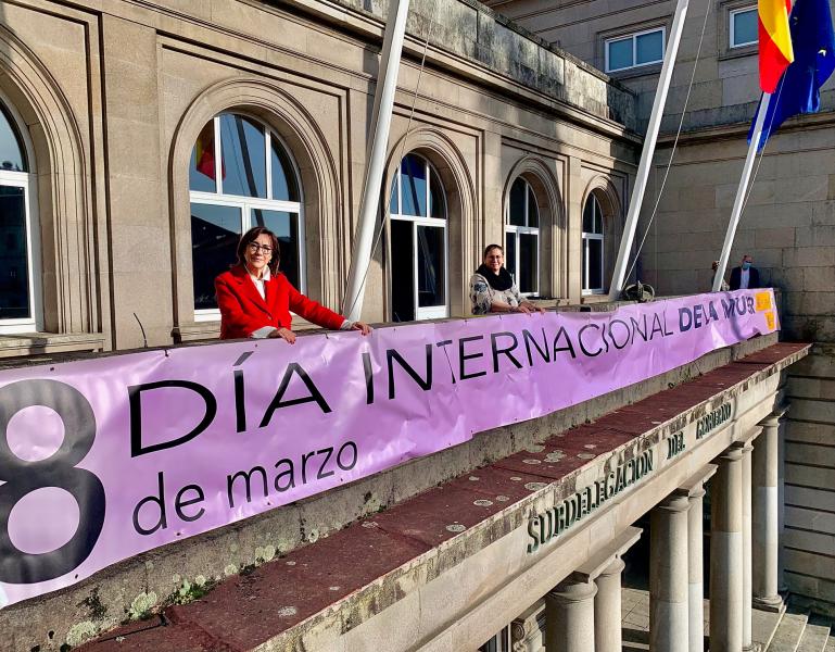 La Subdelegación del Gobierno coloca su pancarta con motivo del Día Internacional de la Mujer