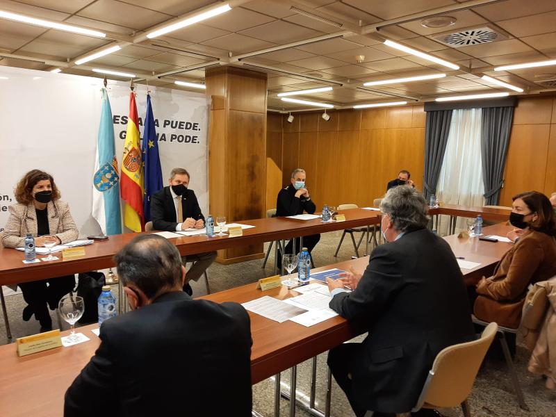José Miñones traslada a los empresarios la “total colaboración” del Gobierno para asegurar el suministro en la cadena alimentaria gallega durante el paro del transporte