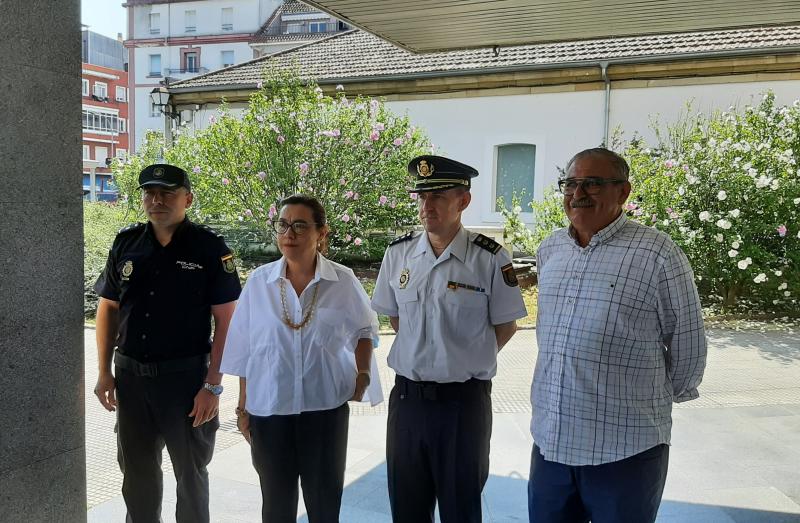 Maica Larriba agradece el buen trabajo de los integrantes de la Comisaría de Vilagarcía por la bajada de los índices de delitos contra la seguridad ciudadana<br/>