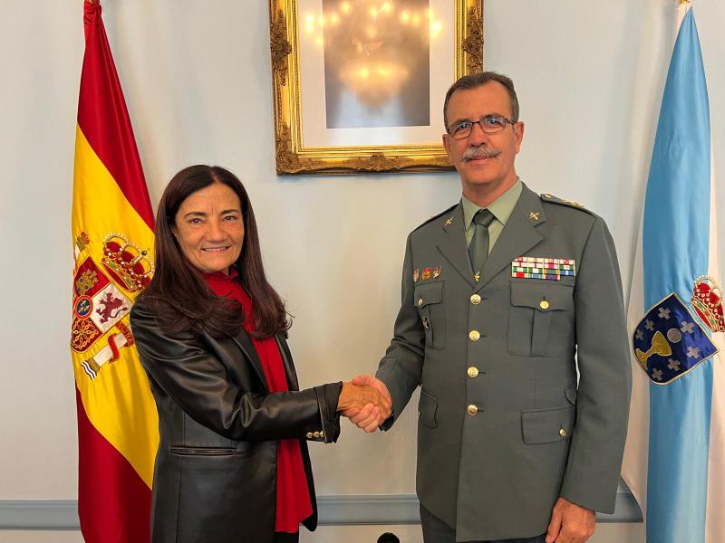 Isabel Rodríguez agradece el trabajo del general Luis Francisco Rodríguez, jefe de la 15ª zona de la Guardia Civil, con motivo de su pase a la reserva 