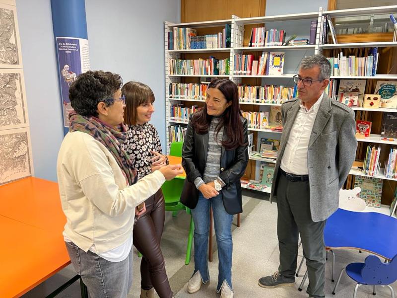 Isabel Rodríguez felicita al personal de la Biblioteca de Sober por su trabajo en la promoción de la lectura, tras ser reconocida con el Premio María Moliner