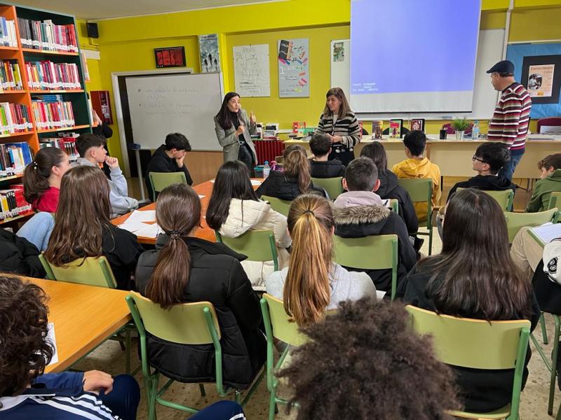 Isabel Rodríguez constata en el IES Perdouro de Burela la apuesta del Gobierno por fomentar la lectura entre la juventud con los “Encuentros Literarios”
