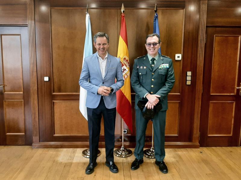 José Miñones felicita al general Miguel Ángel González Arias, nuevo jefe de la Zona de Galicia de la Guardia Civil 
