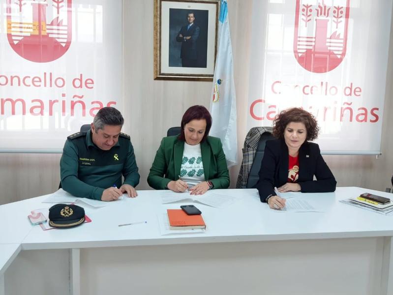 María Rivas y Sandra Insua firman el protocolo de adhesión de la Policía Local de Camariñas al sistema VioGén de protección policial de mujeres víctimas de violencia de género 