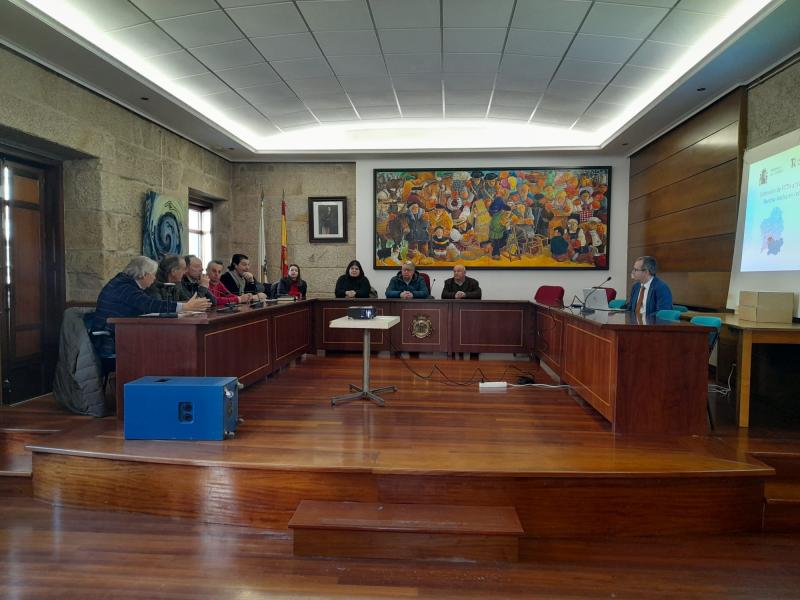 Emilio González anuncia que el programa ÚNICO de banda ancha permitirá el acceso a internet a más de 4.000 vecinos de Carballiño y los concellos de la Comarca