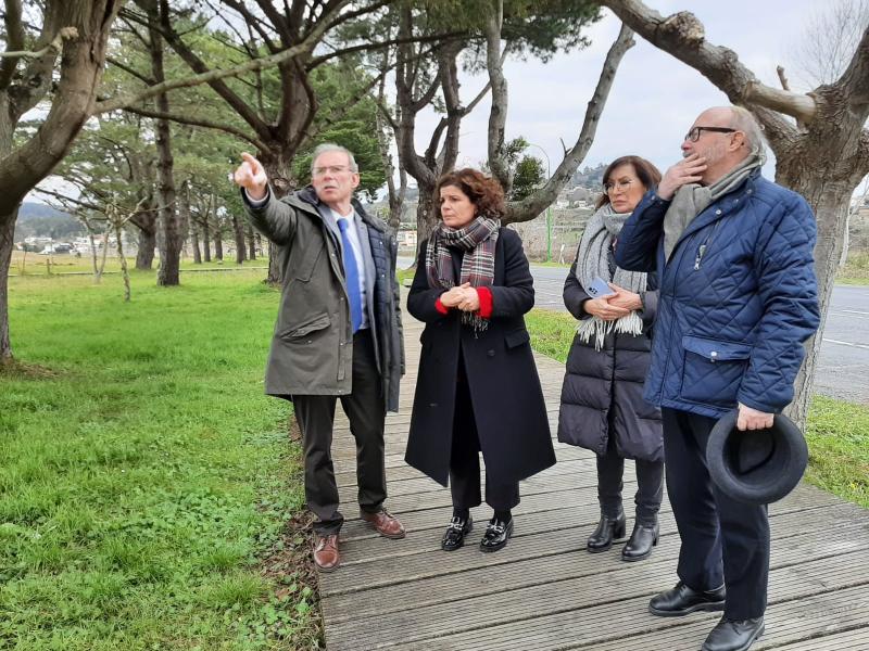 María Rivas mantiene una reunión de trabajo con el alcalde de Miño para supervisar el proyecto de regeneración de la playa Grande en el que el Gobierno invertirá 1,7M€
