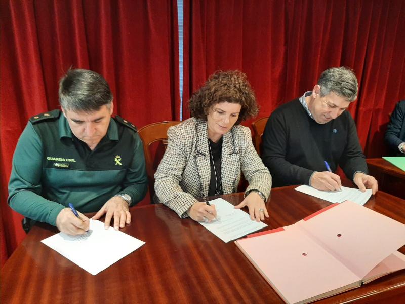María Rivas y  Ángel Alvariño firman  el protocolo de adhesión del ayuntamiento de Neda al sistema Viogen para la protección de mujeres víctimas de violencia de género

