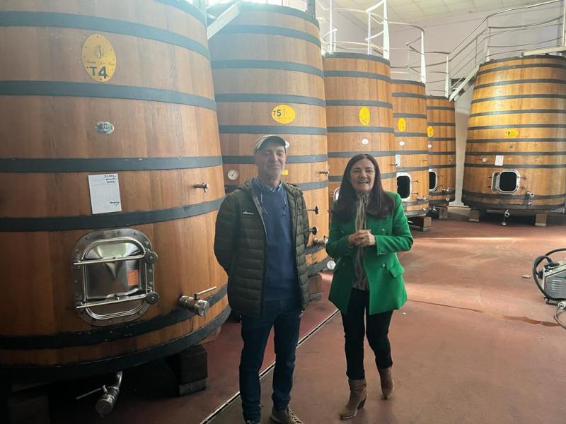 Isabel Rodríguez recalca en O Saviñao la importancia de la modernización de la industria del vino para consolidar a la Ribeira Sacra en los mercados internacionales