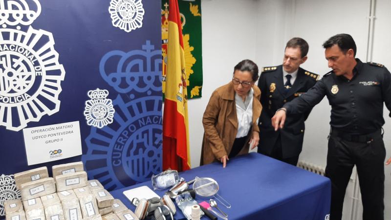 Maica Larriba presentó esta mañana el balance de la Operación Matoxo, llevada a cabo por la UDYCO de Pontevedra y que permitió el decomiso de una gran cantidad de esta sustancia