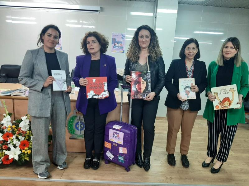 María Rivas acerca  “Mavi, la maleta viajera” con 12 libros de temática feminista e igualdad al Centro de Inserción Social de A Coruña