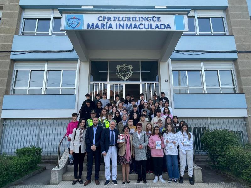 El Subdelegado del Gobierno visita al alumnado del colegio María Inmaculada de Verín tras recibir el Premio Ponle Freno Junior