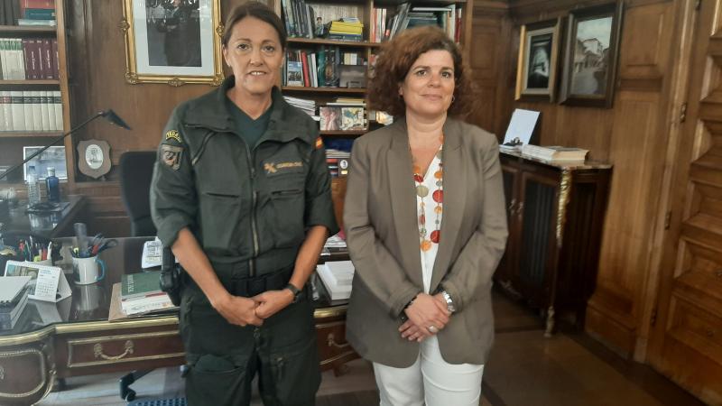 María Rivas felicita á primeira muller *TEDAX da Garda Civil polo seu recoñecemento á constancia profesional