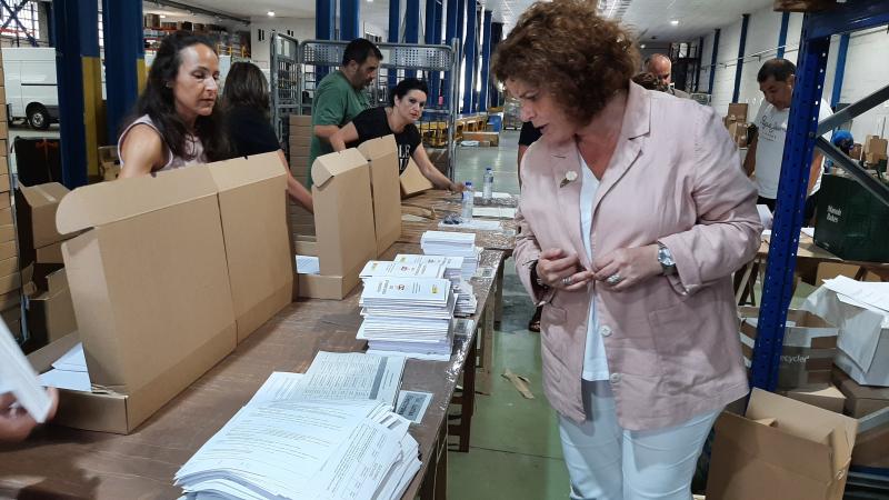 María Rivas supervisa o dispositivo loxístico que distribúe todo o material electoral para as eleccións do 23*J nos concellos da provincia