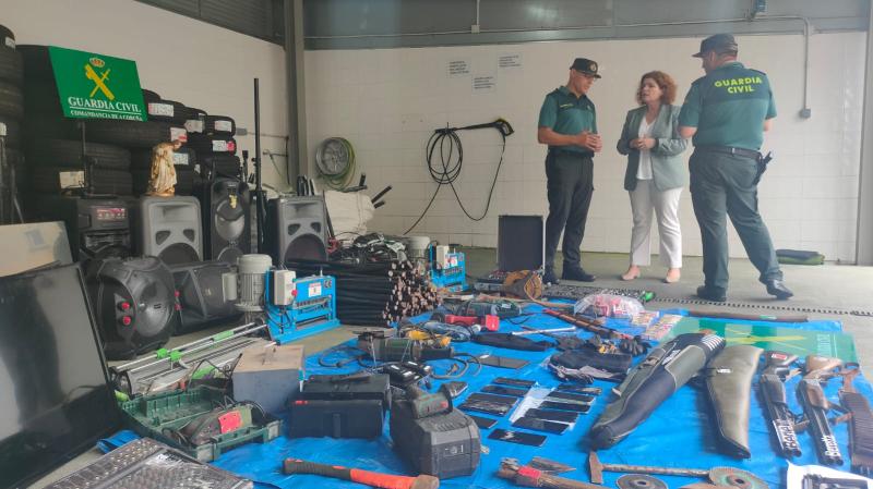 María Rivas supervisa parte do material incautado pola Garda Civil no marco da Operación *Salvamourel que se saldou con 15 persoas detidas 