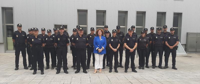 María Rivas da la bienvenida a 15 nuevas y nuevos agentes de la Policía Nacional que realizarán su período de prácticas en diferentes brigadas de la Comisaría de Lonzas 