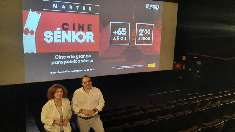 María Rivas se acerca hasta el Odeón en Narón para poner en valor el programa de Cine Senior que permite a los mayores de 65 años disfrutar de entradas de cine a 2€