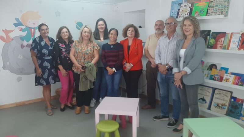 María Rivas felicita al personal de la Biblioteca Municipal de Ares por su trabajo en la promoción de la lectura, tras ser reconocida por sexta vez con el Premio María Moliner