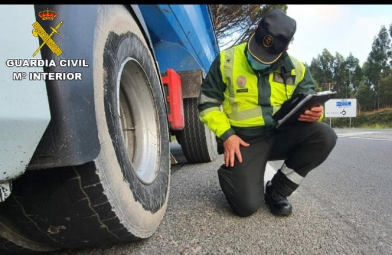 La DGT activa en Galicia un plan de vigilancia intensiva de neumáticos y luces para insistir en la importancia de su adecuado mantenimiento