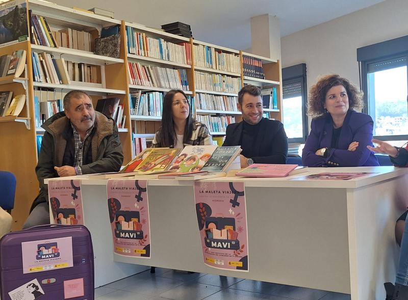 María Rivas participa en la lectura del manifiesto de 25 de Noviembre en Val do Dubra y acerca ‘MAVI, la maleta viajera’ a la Biblioteca Municipal