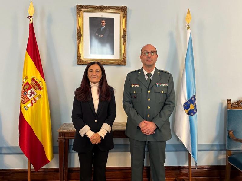 La subdelegada del Gobierno se despide del jefe de la Comandancia en Lugo, el Teniente Coronel Julio González Chas, que pasa la reserva tras más de 40 años de servicio a la Guardia Civil