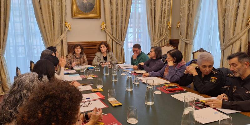 María Rivas copreside la reactivación de la mesa de coordinación interinstitucional contra la violencia de género en el ayuntamiento de Santiago