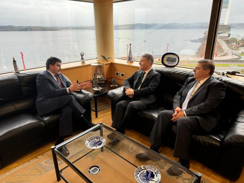 El delegado del Gobierno se reunió con el nuevo rector de la Universidade da Coruña, Ricardo Cao, y el rector saliente, Julio Abalde, en la sede del Rectorado.
