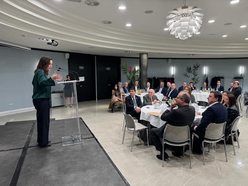 El delegado del Gobierno asistió esta mañana al desayuno de trabajo de la alcaldesa de A Coruña, Inés Rey, con empresarios de la ciudad