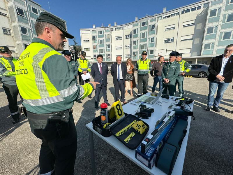 Pedro Blanco conoce los dos nuevos equipos de reconstrucción de accidentes de tráfico de la Guardia Civil que ya prestan servicio en las carreteras de Galicia
