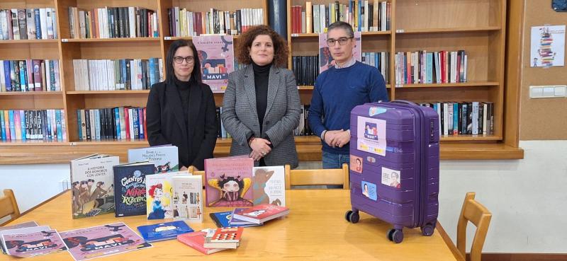 María Rivas entrega la “Maleta Viajera” en la Biblioteca Municipal de A Baña y anima a la lectura de textos feministas para avanzar en la igualdad