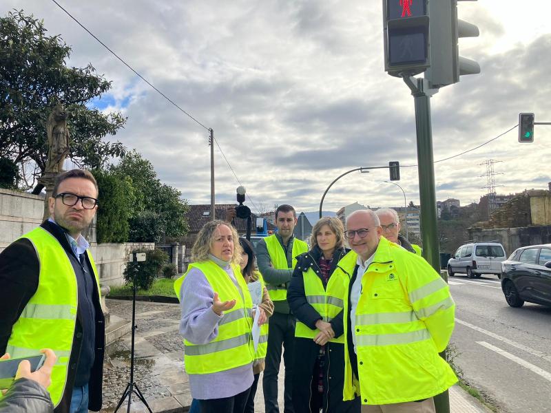 Abel Losada supervisa la mejora de la seguridad vial peatonal en la N-120 en Ponteareas tras la instalación de un nuevo semáforo 