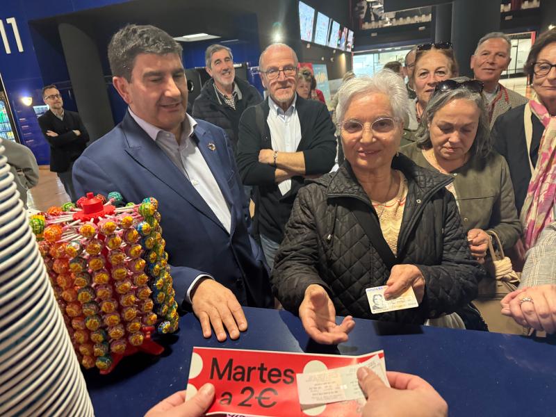 Pedro Blanco anima a los más de 700.000 gallegos mayores de 65 años a aprovechar el programa del Gobierno para ir al cine por 2€ 